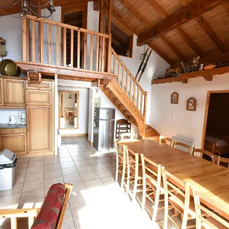 아파트 Magnificent Chalet With Balcony