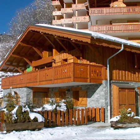 아파트 Magnificent Chalet With Balcony